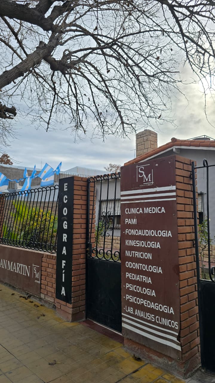 Consultorios San Martín — Entrada y especialidades